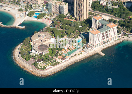 LUFTAUFNAHME. Luxuriöses Hotel auf zurückgewonnenem Land. Monte-Carlo Bay Hotel and Resort, Bezirk Larvotto, Fürstentum Monaco. Stockfoto