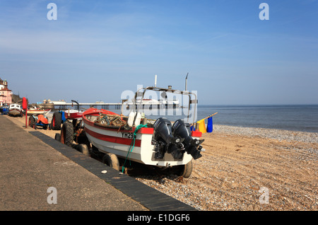 Ein Blick auf die Küstenfischerei Boote an der Promenade am Oststrand von Cromer, Norfolk, England, Vereinigtes Königreich. Stockfoto