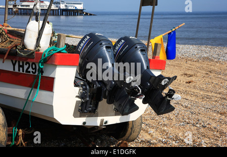 Twin-Außenbordmotoren auf eine Küstenfischerei Boot bei Cromer, Norfolk, England, Vereinigtes Königreich. Stockfoto