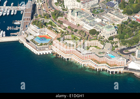 LUFTAUFNAHME. Das Fairmont Hotel liegt direkt am Meer, hinter dem sich das Casino Monte-Carlo befindet. Bezirk von Monte-Carlo, Fürstentum Monaco. Stockfoto