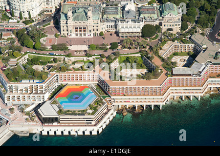 LUFTAUFNAHME. Das Fairmont Hotel liegt direkt am Meer, hinter dem sich das Casino Monte-Carlo befindet. Bezirk von Monte-Carlo, Fürstentum Monaco. Stockfoto