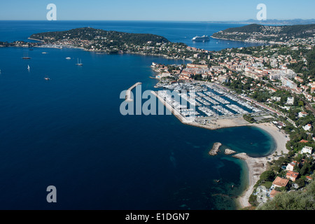 Der Yachthafen von Beaulieu-sur-Mer und das Dorf Saint-Jean-Cap-Ferrat auf der Halbinsel. Alpes-Maritimes, Französische Riviera, Frankreich. Stockfoto