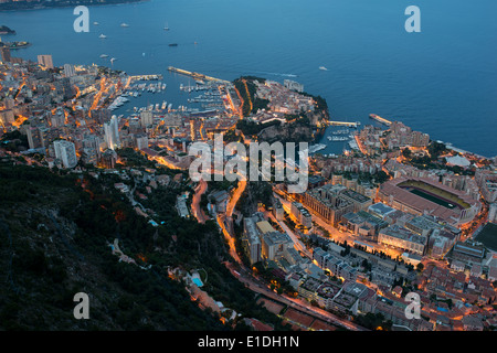 Dämmerung über dem Fürstentum Monaco. Erhöhter Blick aus einer Höhe von 550 Metern über dem Mittelmeer in La Turbie, Frankreich. Stockfoto