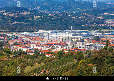 Roten Dächer von Alba - Stadt liegt zwischen grünen Hügeln der Langhe im Piemont, Norditalien (Ansicht von oben). Stockfoto