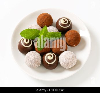 Köstliche Schokoladen-Trüffel mit Ganache füllen Stockfoto