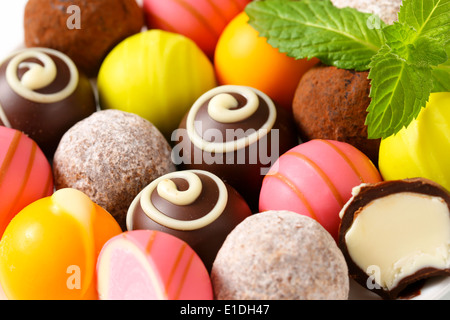 Gemischte Pralinen und Fruchtpralinen ganache Stockfoto