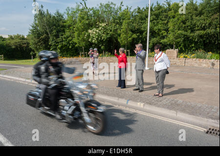 Carterton, UK. 1. Juni 2014. Cllr Maxine Crossland, Stellvertretender Lord Lieutenant von Oxfordshire Brian Crossland, Bürgermeister von Carterton Lynn wenig begrüßen die Fahrer während der Fahrt des Respekts. Bis zu 10 000 Motorräder beteiligen sich an einer Fahrt durch Oxfordshire aus trockenen Sandford, Carterton Respekt an die tapferen Soldaten und Frauen im Dienst getötet und danken die Städten für ihre Betreuung unserer Helden und ihrer Familien. Bildnachweis: Desmond Brambley/Alamy Live-Nachrichten Stockfoto