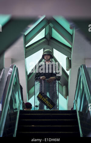 Bangkok, Thailand. 1. Juni 2014. Ein thailändischer Soldat blockiert den Zugriff auf den Skywalk an der BTS Chit Lom Skytrain Station während ein Sicherheitsvorgang sollen Anti-Putsch Proteste zu verhindern. Die thailändische Armee ergriff die Macht in einem Staatsstreich, der eine demokratisch gewählte Regierung am 22. Mai unseated. Seitdem wurden vereinzelt Proteste gegen den Putsch. Die Proteste Sonntag waren die größten in einigen Tagen und zu spontanen '' Flashmobs '', die erschienen in Einkaufszentren in Bangkok und dann löste sich als Soldaten ankamen schien. Bildnachweis: ZUMA Press, Inc./Alamy Live-Nachrichten Stockfoto