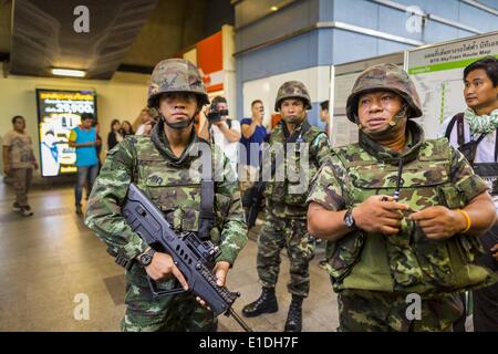 Bangkok, Thailand. 1. Juni 2014. Thailändische Soldaten patrouillieren die Asok BTS Skytrain-Station in Bangkok nach ein Flashmob gegen den Putsch in der Nähe des Bahnhofs protestierten. Die thailändische Armee ergriff die Macht in einem Staatsstreich, der eine demokratisch gewählte Regierung am 22. Mai unseated. Seitdem wurden vereinzelt Proteste gegen den Putsch. Die Proteste Sonntag waren die größten in einigen Tagen und zu spontanen '' Flashmobs '', die erschienen in Einkaufszentren in Bangkok und dann löste sich als Soldaten ankamen schien. Bildnachweis: ZUMA Press, Inc./Alamy Live-Nachrichten Stockfoto