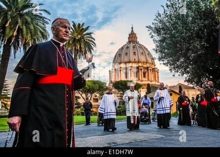 Vatikan-Stadt. 31. Mai 2014. St.-Stephani-Kirche der Abessinier - Lourdes-Grotte in den Vatikanischen Gärten die Rezitation des Rosenkranzes am Schluss of Marian Month: die Prozession beginnt von der Kirche St. Stephan der Abessinier und endet an der Grotte von Lourdes in den Vatikanischen Gärten mit dem abschließenden Segen des Heiligen Vater Francis Credit: wirklich Easy Star/Alamy Live News Stockfoto