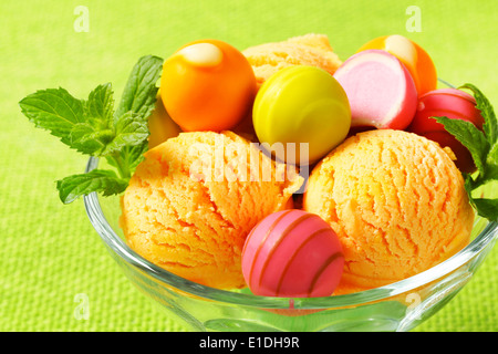 Fruchtgeschmack Eis und weißen Schokoladenbonbons in ein Coupé Stockfoto