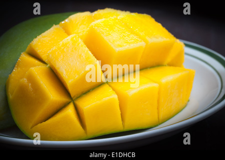 Makrofoto des gelben geschnittene Mango auf weißen Teller Stockfoto