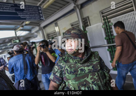 Bangkok, Thailand. 1. Juni 2014. Ein thailändischer Soldat Patrouillen die Asok BTS Skytrain-Station in Bangkok nach ein Flashmob gegen den Putsch in der Nähe des Bahnhofs protestierten. Die thailändische Armee ergriff die Macht in einem Staatsstreich, der eine demokratisch gewählte Regierung am 22. Mai unseated. Seitdem wurden vereinzelt Proteste gegen den Putsch. Die Proteste Sonntag waren die größten in einigen Tagen und zu spontanen '' Flashmobs '', die erschienen in Einkaufszentren in Bangkok und dann löste sich als Soldaten ankamen schien. Bildnachweis: ZUMA Press, Inc./Alamy Live-Nachrichten Stockfoto