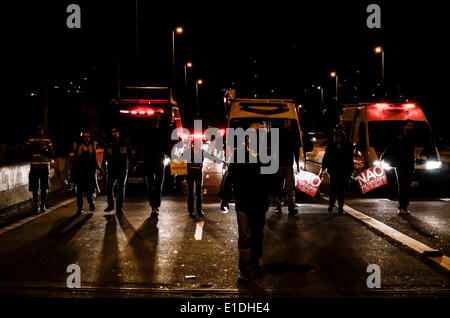 Sao Paulo, Brasilien. 31. Mai 2014. Gruppe von Demonstranten halten Polizisten vom Demonstration während der 9. Protest gegen den World Cup in São Paulo, Brasilien.  Serie von Protest trifft das Land gegen die mehr als $ 11 Milliarden des Fonds auf das Turnier statt gegeben, Gesundheit, Bildung und Verkehr des Landes verwendet wird. (Foto von Gustavo Basso / pazifische Presse/Alamy Live News) Stockfoto