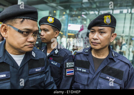 Bangkok, Thailand. 1. Juni 2014. Thailändische Polizei patrouillieren in der Nähe der Asok BTS Skytrain-Station in Bangkok nach ein Flashmob gegen den Putsch in der Nähe des Bahnhofs protestierten. Die thailändische Armee ergriff die Macht in einem Staatsstreich, der eine demokratisch gewählte Regierung am 22. Mai unseated. Seitdem wurden vereinzelt Proteste gegen den Putsch. Die Proteste Sonntag waren die größten in einigen Tagen und zu spontanen '' Flashmobs '', die erschienen in Einkaufszentren in Bangkok und dann löste sich als Soldaten ankamen schien. Bildnachweis: ZUMA Press, Inc./Alamy Live-Nachrichten Stockfoto