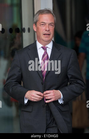 London, UK. 1. Juni 2014. Die UKIP Führer Nigel Farage verlässt die BBC Television Centre nach Teilnahme an der Andrew Marr Show am Sonntag, 1. Juni 2014. Bildnachweis: Heloise/Alamy Live-Nachrichten Stockfoto