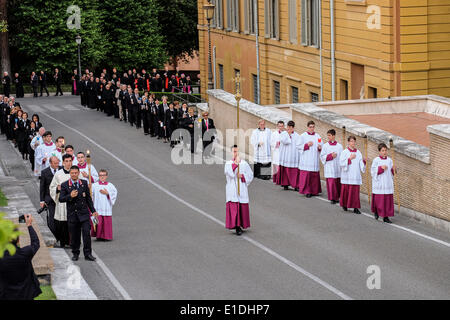 Vatikan-Stadt. 31. Mai 2014. Papst Francis - Feier für die Jungfrau Maria für das Ende des Monats Mai im Vatikan, die Vatikanischen Gärten, Lourdes-Grotte Credit: wirklich Easy Star/Alamy Live News Stockfoto