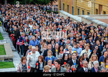 Vatikan-Stadt. 31. Mai 2014. Papst Francis - Feier für die Jungfrau Maria für das Ende des Monats Mai im Vatikan, die Vatikanischen Gärten, Lourdes-Grotte Credit: wirklich Easy Star/Alamy Live News Stockfoto