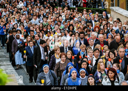 Vatikan-Stadt. 31. Mai 2014. Papst Francis - Feier für die Jungfrau Maria für das Ende des Monats Mai im Vatikan, die Vatikanischen Gärten, Lourdes-Grotte Credit: wirklich Easy Star/Alamy Live News Stockfoto