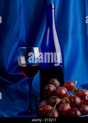 Rotwein und Trauben Stockfoto