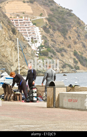 Gruppe von Tauchern Vorbereitung durch das Casino in Avalon, Catalina Island, Kalifornien. Das Hamilton Cove Entwicklung in den Hintergrund. Stockfoto