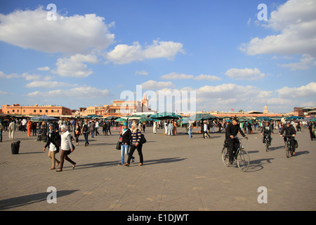 Menschenmassen auf dem Platz Djemaa el Fna, Marrakesch, Marokko Stockfoto