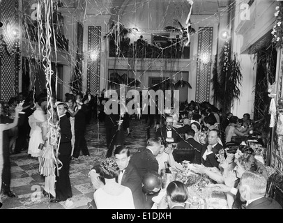 Die Festa de Passagem de Ano in Lissabon ist eine Feier, die den Übergang ins neue Jahr markiert und durch festliche Veranstaltungen und Feuerwerke geprägt ist. Die Veranstaltung ist ein wichtiger Teil des kulturellen Lebens in Lissabon und zieht sowohl Einheimische als auch Touristen an. Stockfoto