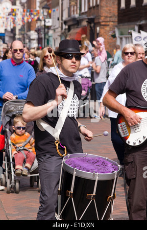 Eine männliche Drummer bei Rochester fegt Festival 2014, Kent, England Stockfoto