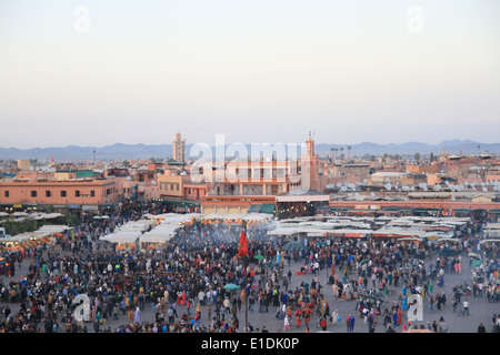 Menschenmassen auf dem Platz Djemaa el Fna, Marrakesch, Marokko Stockfoto