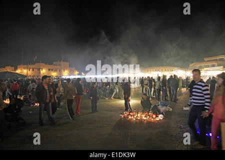 Menschenmassen in der Nacht auf dem Djemaa el Fna Platz in Marrakesch, Marokko Stockfoto