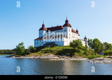 Lacko Burg vom See Stockfoto