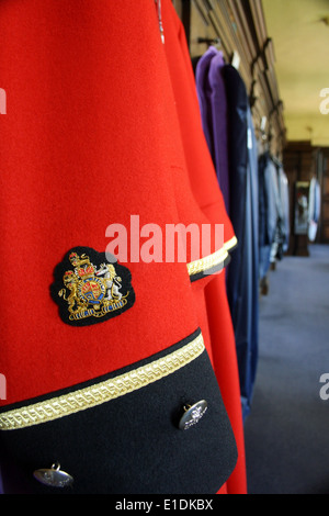 Ein Chelsea Rentner scharlachroten Mantel hängt auf dem Liegeplatz Flur des Westflügels des Royal Hospital Chelsea. Stockfoto