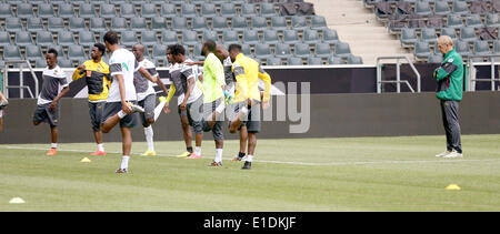 Mönchengladbach, Deutschland. 31. Mai 2014. Kamerunische Fußball-Nationalmannschaft des deutschen Cheftrainer Volker Finke (R) führt sein Team Trainingseinheit in Mönchengladbach, 31. Mai 2014. Kamerun wird Deutschland am 1. Juni 2014 in einem internationalen Freundschaftsspiel in Vorbereitung auf die FIFA WM 2014 in Brasilien stattfindenden vom 12 Juni bis 13. Juli 2014 stellen. Foto: Roland Weihrauch/Dpa/Alamy Live News Stockfoto