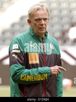 Mönchengladbach, Deutschland. 31. Mai 2014. Kamerunische Fußball-Nationalmannschaft des deutschen Trainer Volker Finke führt sein Team Trainingseinheit in Mönchengladbach, 31. Mai 2014. Kamerun wird Deutschland am 1. Juni 2014 in einem internationalen Freundschaftsspiel in Vorbereitung auf die FIFA WM 2014 in Brasilien stattfindenden vom 12 Juni bis 13. Juli 2014 stellen. Foto: Roland Weihrauch/Dpa/Alamy Live News Stockfoto