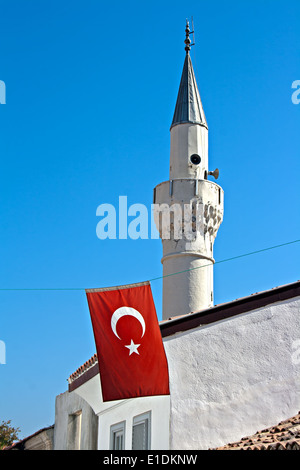 Türkische Flagge vor Moschee Minarett Stockfoto