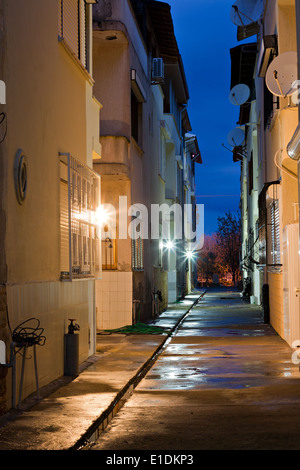 Dunklen nassen leeren Gasse im Morgengrauen Stockfoto