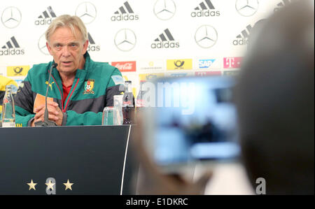 Mönchengladbach, Deutschland. 31. Mai 2014. Kamerunische Fußball-Nationalmannschaft des deutschen Trainer Volker Finke-Einrichtungen während einer Pressekonferenz in Mönchengladbach, 31. Mai 2014. Kamerun wird Deutschland am 1. Juni 2014 in einem internationalen Freundschaftsspiel in Vorbereitung auf die FIFA WM 2014 in Brasilien stattfindenden vom 12 Juni bis 13. Juli 2014 stellen. Foto: Roland Weihrauch/Dpa/Alamy Live News Stockfoto