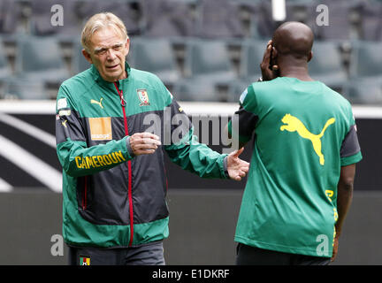 Mönchengladbach, Deutschland. 31. Mai 2014. Kamerunische Fußball-Nationalmannschaft des deutschen Trainer Volker Finke (L) führt sein Team Trainingseinheit in Mönchengladbach, 31. Mai 2014. Kamerun wird Deutschland am 1. Juni 2014 in einem internationalen Freundschaftsspiel in Vorbereitung auf die FIFA WM 2014 in Brasilien stattfindenden vom 12 Juni bis 13. Juli 2014 stellen. Foto: Roland Weihrauch/Dpa/Alamy Live News Stockfoto