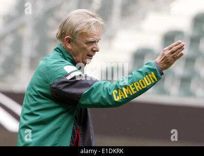 Mönchengladbach, Deutschland. 31. Mai 2014. Kamerunische Fußball-Nationalmannschaft des deutschen Trainer Volker Finke führt sein Team Trainingseinheit in Mönchengladbach, 31. Mai 2014. Kamerun wird Deutschland am 1. Juni 2014 in einem internationalen Freundschaftsspiel in Vorbereitung auf die FIFA WM 2014 in Brasilien stattfindenden vom 12 Juni bis 13. Juli 2014 stellen. Foto: Roland Weihrauch/Dpa/Alamy Live News Stockfoto