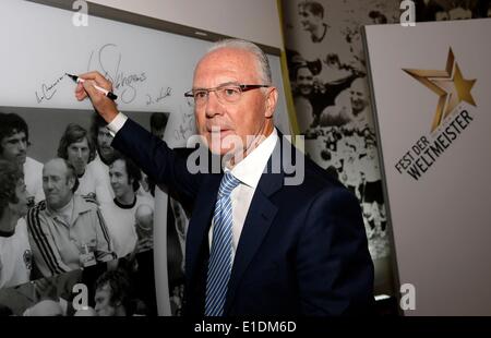 Düsseldorf, Deutschland. 31. Mai 2014. HANDOUT - signiert Franz Beckenbauer während der deutschen Fußball-Bundes (DFB) Wolrd Champions Party im Intercontinental Hotel am 31. Mai 2014 in Düsseldorf. Foto: Thorsten Wagner/Dpa/Alamy Live News Stockfoto