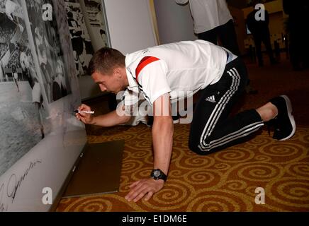 Düsseldorf, Deutschland. 31. Mai 2014. HANDOUT - signiert Lukas Podolski während der deutschen Fußball-Bundes (DFB) Wolrd Champions Party im Intercontinental Hotel am 31. Mai 2014 in Düsseldorf. Foto: Thorsten Wagner/Dpa/Alamy Live News Stockfoto