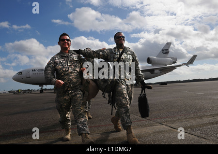 US Army Kaplan Captain Thomas Watson, links, und Spc. Timothy Gilbert kommen am Hunter Army Air Field in Savannah, Georgia, Jan. 1 Stockfoto
