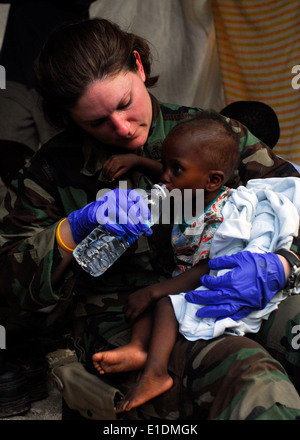 US Navy Chief Hospital Corpsman Rioni, ein Mitglied eines zivilen Seefahrt-Teams an Bord der USS Bataan (LHD-5), in Angriff genommen gibt wa Stockfoto