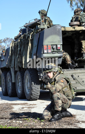 Eine spanische Marine bietet Sicherheit als Teil des Konvois Ausbildung während des Trainings Lisa Azul bei Naval Station Rota, Spanien, Jan. 29, Stockfoto