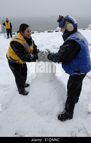 US Marine Aviation Bootsmann? s Mate (Handling) 3. Klasse Marcialiced Arrendondo, links, und Luftfahrt Bootsmann? s Mate Airman Chr Stockfoto