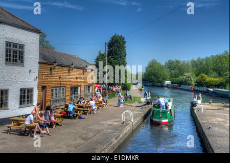HDR-Bild von einem schmalen Boot The Waterside Inn, Leicestershire, England durch Mountsorrel Schleuse auf dem Fluss Soar vorbei Stockfoto