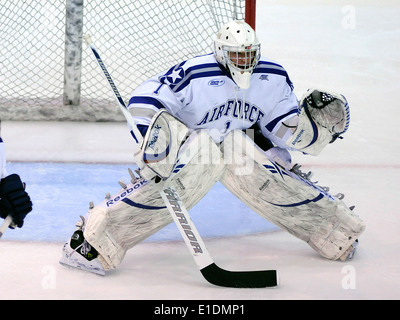 U.S. Air Force Academy jüngsterer Sohn Andrew Volkening, einen Torwart für die Akademie? s Falken-Hockey-Team, schützt sein Ziel während einer Hocke Stockfoto