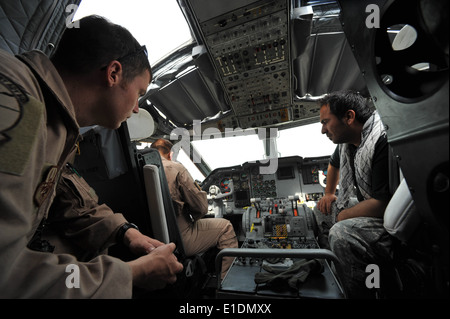 US Air Force Staff Sgt Talon Martin, links, Uhren afghanischen Luftwaffe Loadmaster Hazrat Mohammed, Center, führt Pre-will Stockfoto