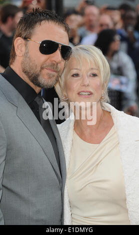 London, UK. 21. April 2009. Helen Mirren und Russell Crowe besuchen die UK-Premiere von State of Play, im Empire Leicester Square. © Ferdaus Shamim/ZUMA Wire/ZUMAPRESS.com/Alamy Live-Nachrichten Stockfoto