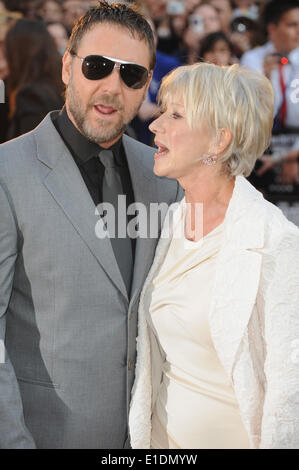 London, UK. 21. April 2009. Helen Mirren und Russell Crowe besuchen die UK-Premiere von State of Play, im Empire Leicester Square. © Ferdaus Shamim/ZUMA Wire/ZUMAPRESS.com/Alamy Live-Nachrichten Stockfoto